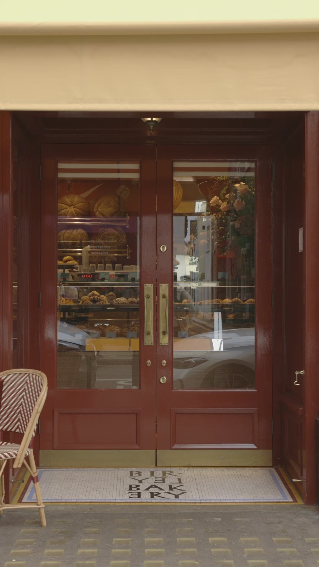 Ladda video: A video showcasing 2 men entering a store