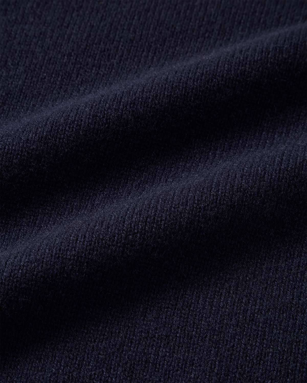 Chunky Cashmere Polo Navy, the chunky cashmere knit up close