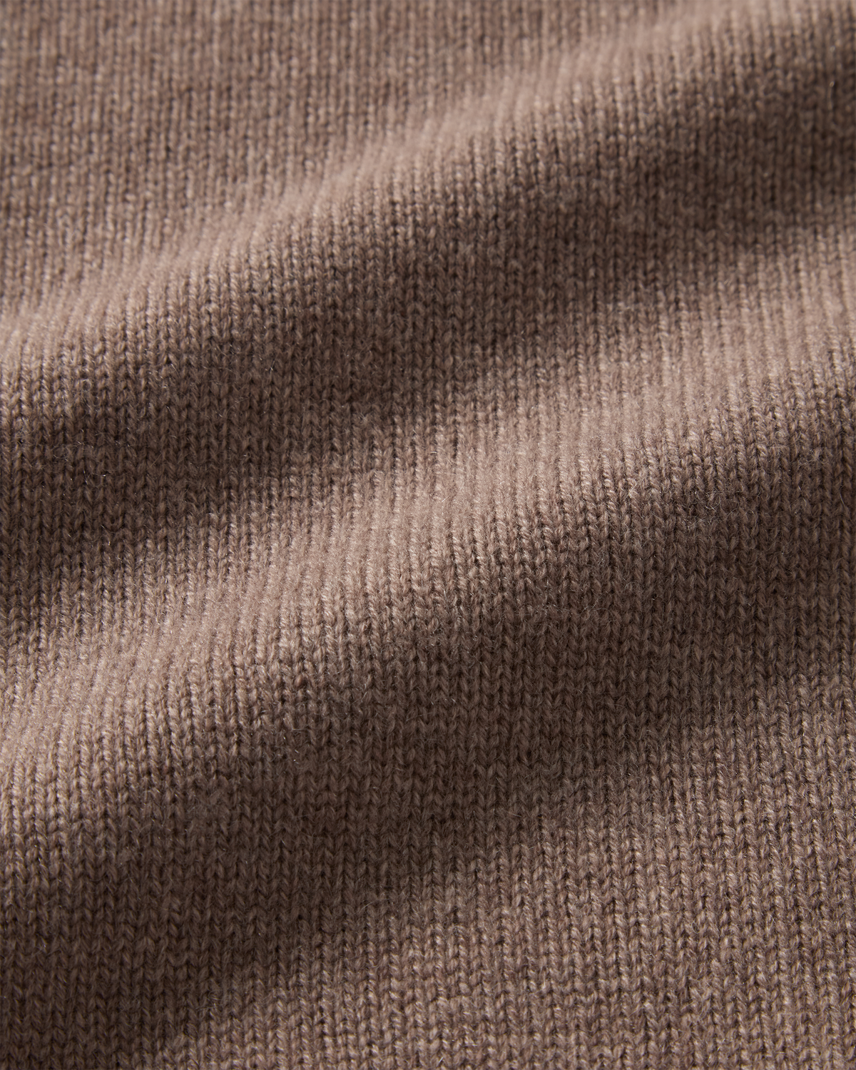Chunky Cashmere Polo Taupe, the chunky cashmere knit up close
