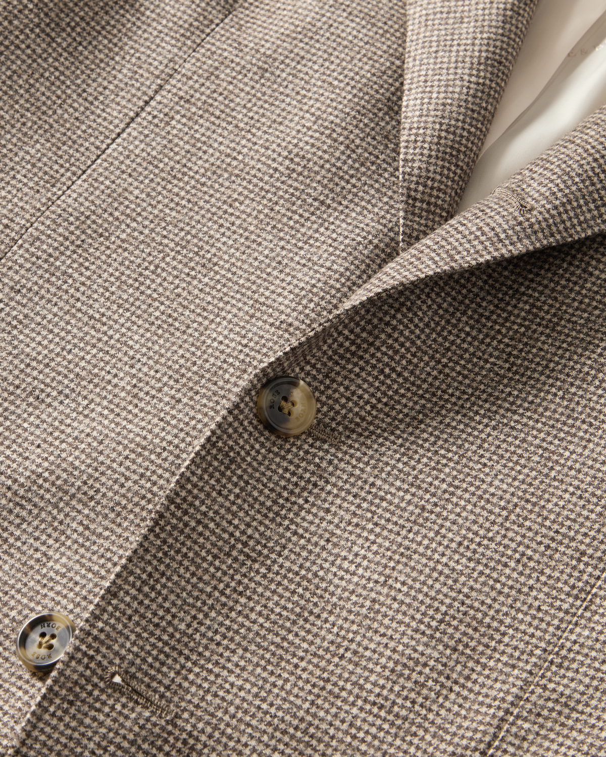 Wool Cashmere Houndstooth Blazer Beige, lapel and horn button