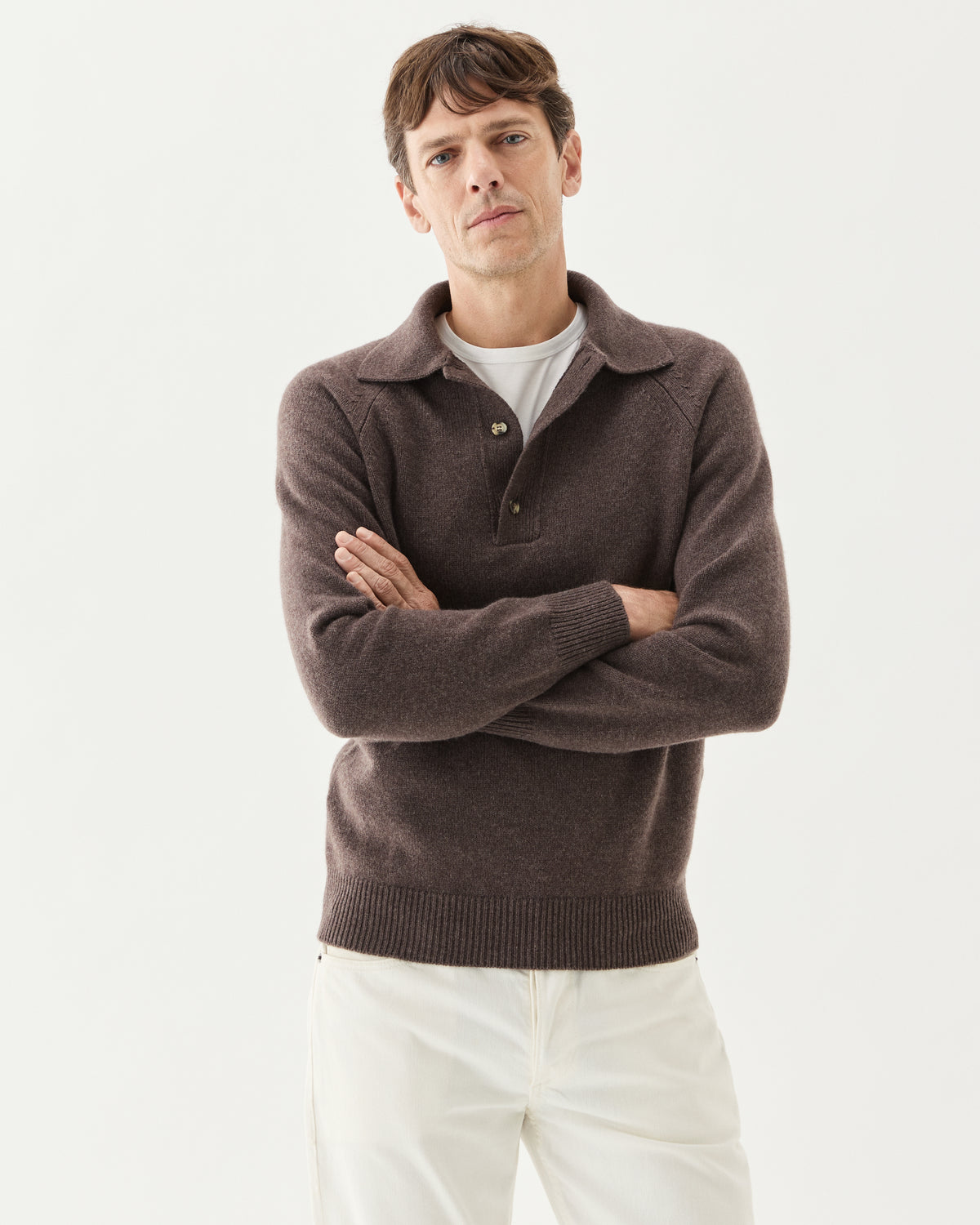Chunky Cashmere Polo Brown, worn over a white T-shirt with white trousers