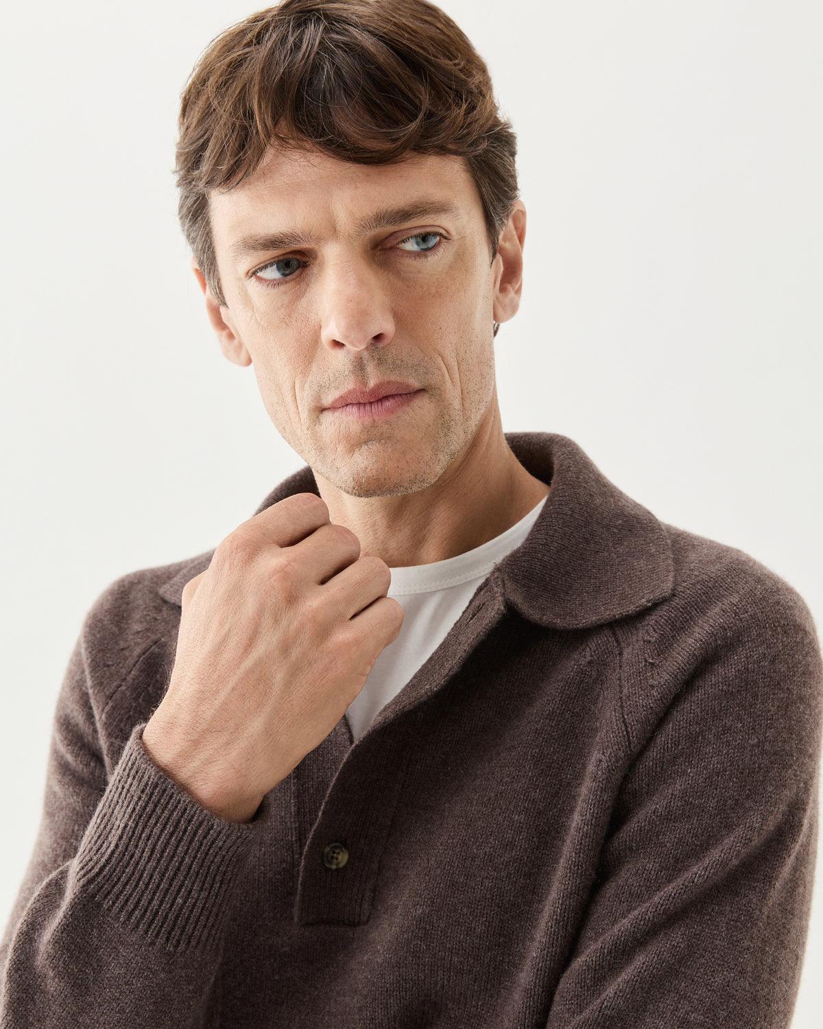 Chunky Cashmere Polo Brown, worn over a white T-shirt, close-up