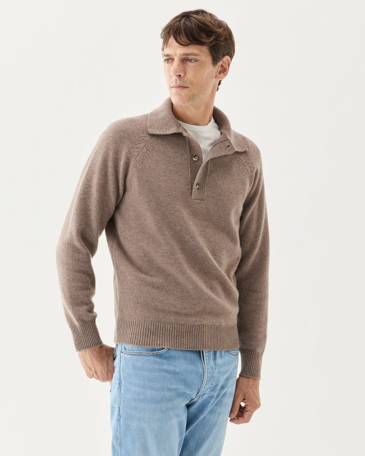 Chunky Cashmere Polo Taupe, worn over a white T-shirt with jeans