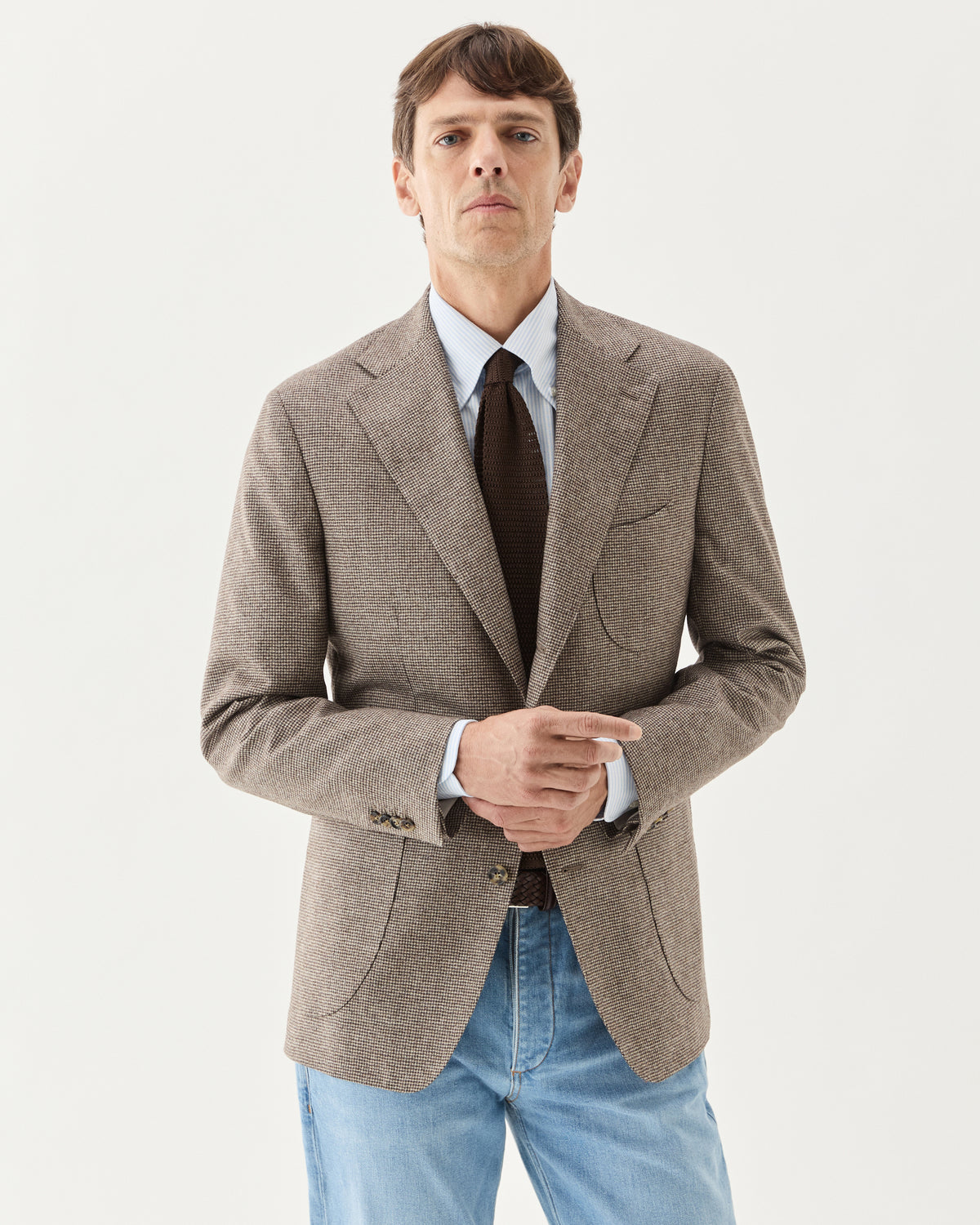 Wool Cashmere Houndstooth Blazer Beige, worn with a light blue shirt, brown tie and jeans
