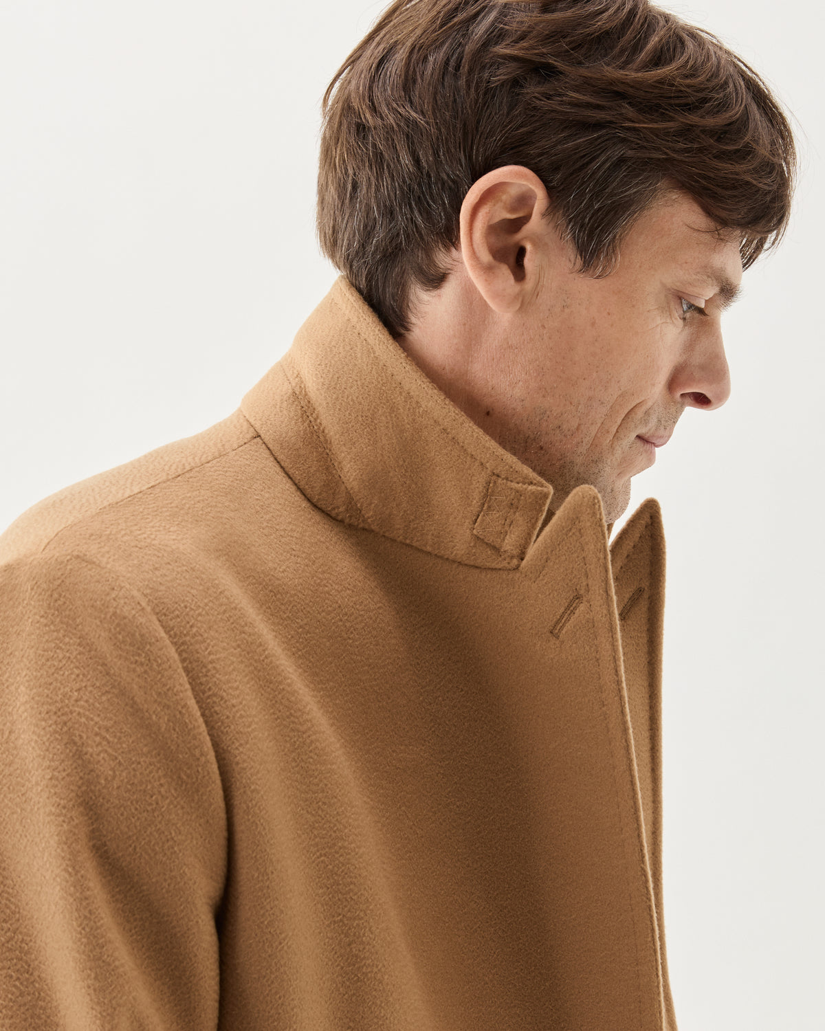 Double Breasted Cashmere Coat Camel, collar turned up, close-up