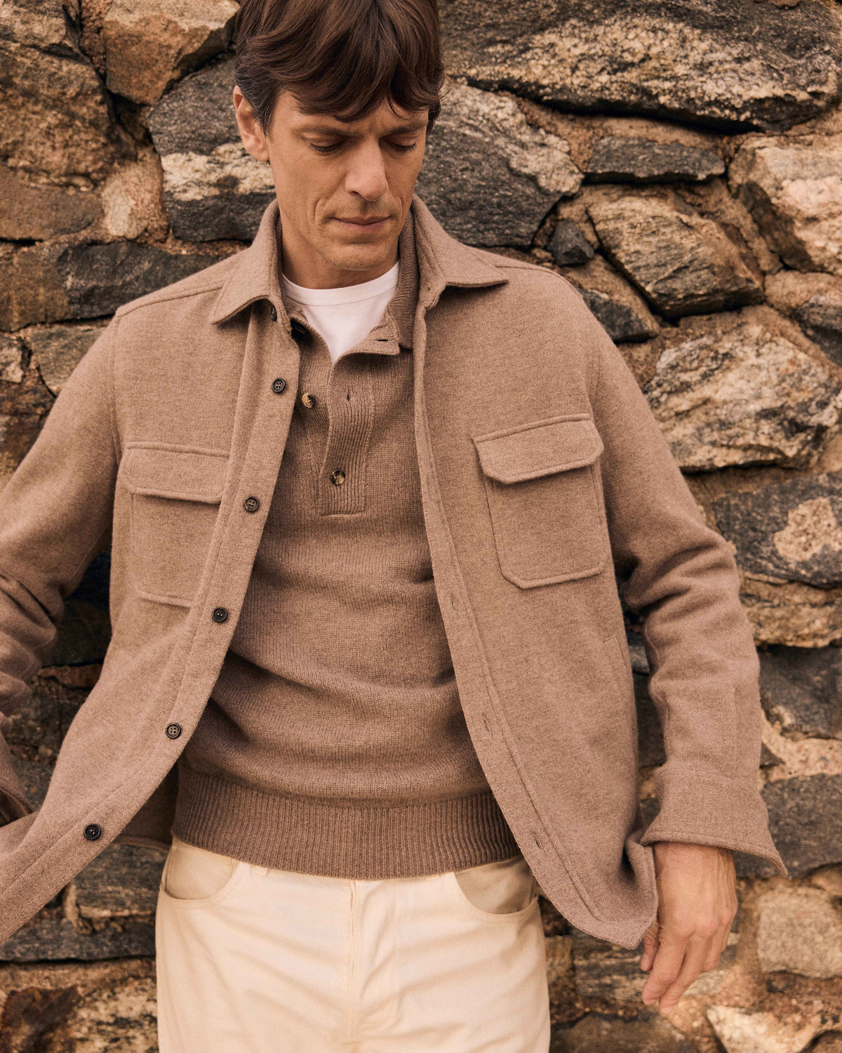 Gestricktes Overshirt aus Wolle und Grobstrickpolo aus Kaschmir, Taupe