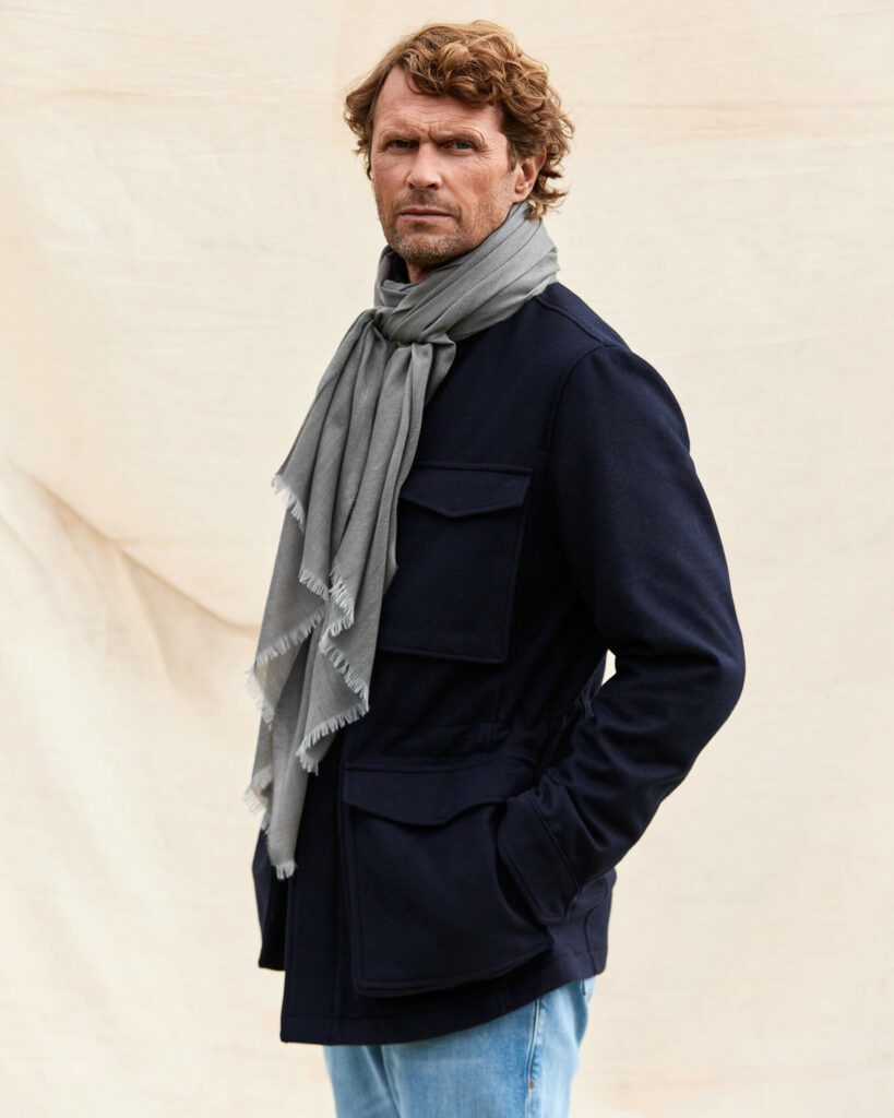 In our opinion, the key is to focus on a large but thin scarf which when you wrap it around the neck gives a comfortable volume but at the same time a small and elegant knot that can be compared to the tie