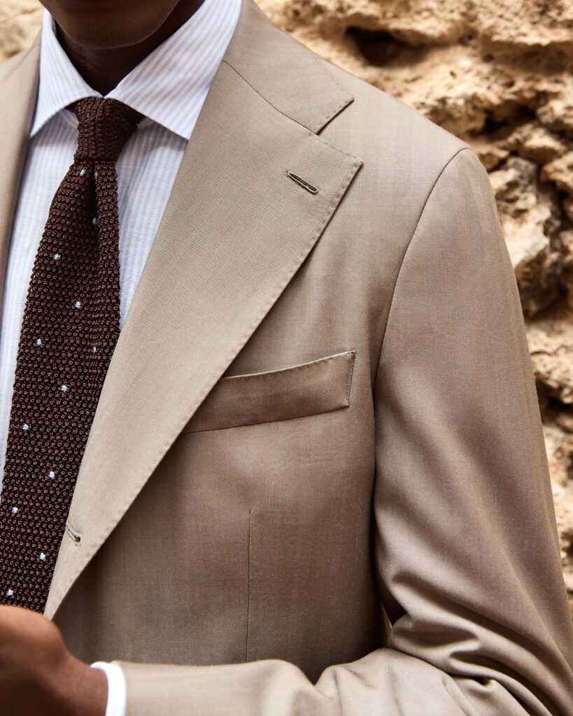 Solaro kostym med randig linneskjorta och brun stickad slips i siden